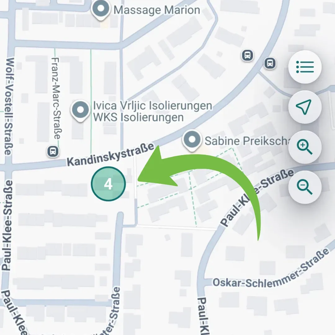 Kartenausschnitt der HofFloh-App mit Markierung für vier Stände an einem Ort und grünem Pfeil